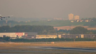 Lufthansa Airbus A340 inişi