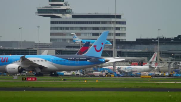 TUI Fly Dreamliner towing — Stock Video