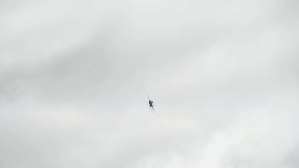 Фулбек sukhoi су-34 під час демонстраційного польоту — стокове відео