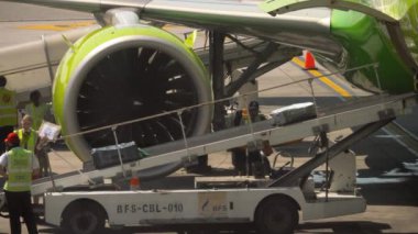 Bavulları uçağa yüklüyorum.