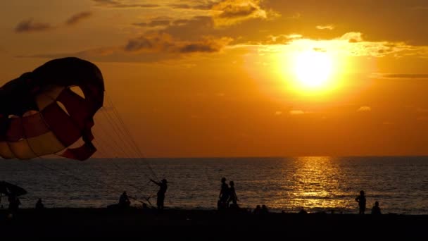 Помаранчевий захід сонця над океаном — стокове відео