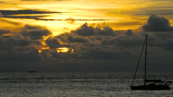 Jacht im tropischen Meer bei dramatischem Sonnenuntergang — Stockvideo