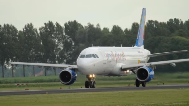 Kleine planeet Airbus A320 vertrek — Stockvideo