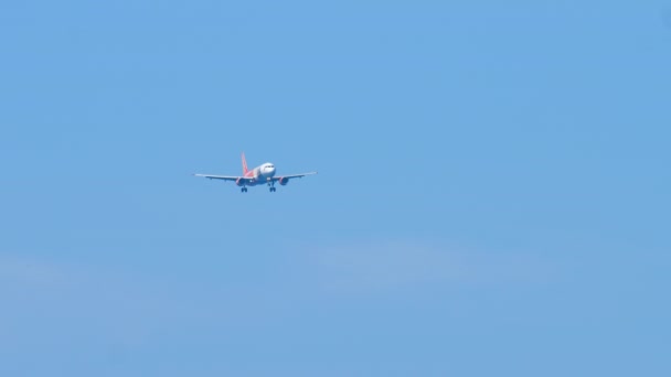 Airbus 320 in avvicinamento prima dell'atterraggio — Video Stock