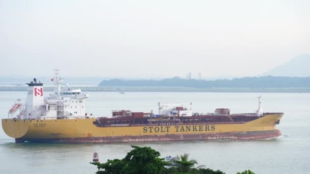 Танкер направляется к грузовому порту — стоковое видео