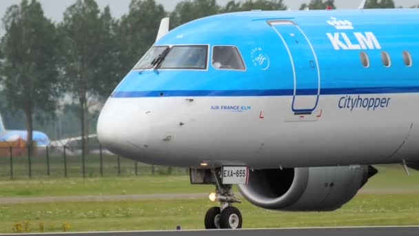 KLM Cityhopper Embraer 190 taxi — Stock video