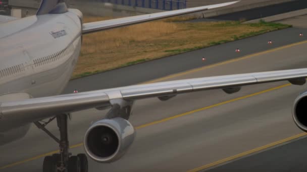 Lufthansa Airbus A340 taxiën — Stockvideo