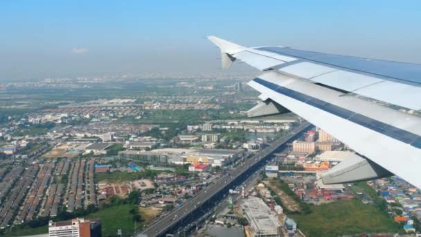 Vista aérea desde el avión descendente — Vídeos de Stock