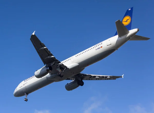 Aproximación y aterrizaje del Airbus A321 — Foto de Stock