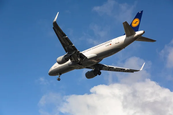 Airbus Lufthansa aproximación y aterrizaje — Foto de Stock