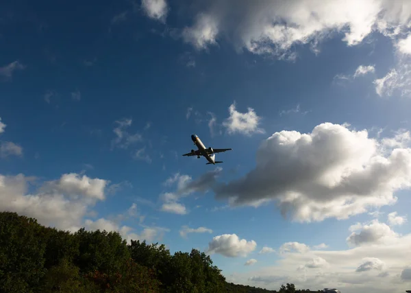 L'avion décolle dans le ciel — Photo