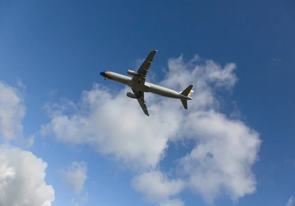 Airbus A321 Lufthansa в небе — стоковое фото