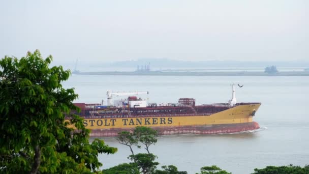 Navio-tanque em direcção ao porto de carga — Vídeo de Stock