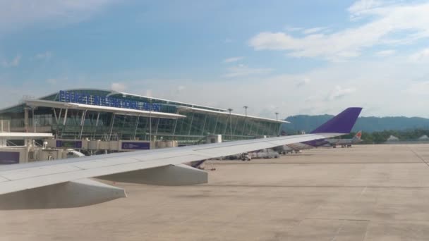 Internationales Terminal auf dem Flughafen Phuket — Stockvideo