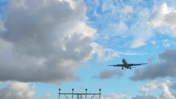 Avião se aproximando antes da aterrissagem pela manhã — Vídeo de Stock