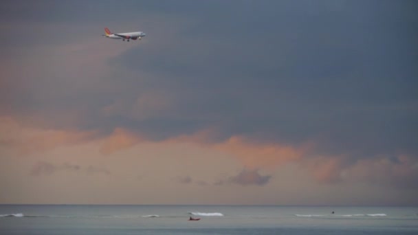 Airbus 320 πλησιάζει πάνω από τον ωκεανό — Αρχείο Βίντεο