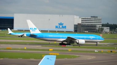 KLM Boeing 777 açmak pist önce hareket