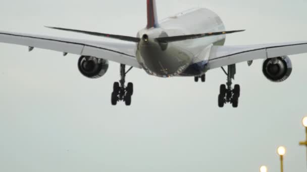 Delta Airlines Airbus 330 bei der Landung — Stockvideo