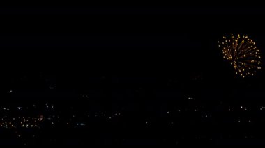 Gece tatil gökyüzünde yanıp sönen havai fişek