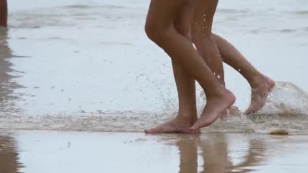 Paar strand wandelen, benen close-up — Stockvideo