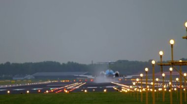 KLM Cityhopper Fokker 70 inişi