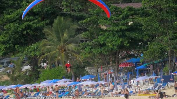Siklórepülés át Nai Harn Beach, Phuket — Stock videók