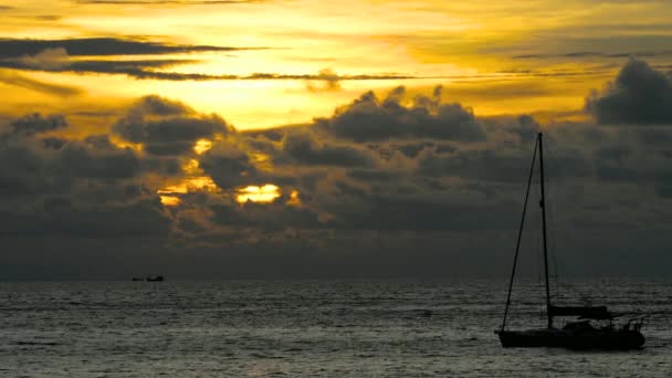 ドラマチックな日没で熱帯の海でヨットします。 — ストック動画
