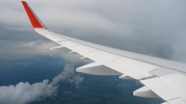 Gökyüzü uçakta ve hareketli bulut