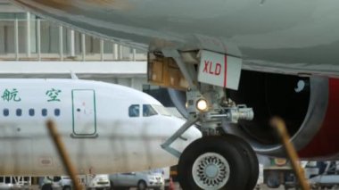 Uçak kalkmadan önce piste dönün.