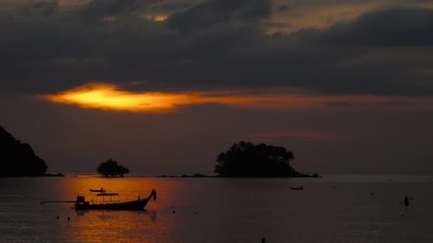 Barco de cola larga en el mar tropical al atardecer dramático — Vídeos de Stock