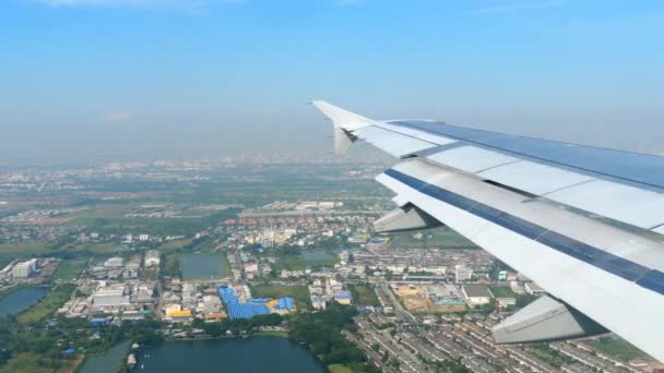 Vista aérea desde el avión descendente — Vídeos de Stock