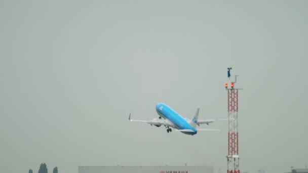 Flygplan avresa från Amsterdam — Stockvideo