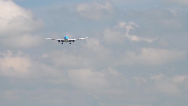 KLM Boeing 777 aterrizaje — Vídeo de stock