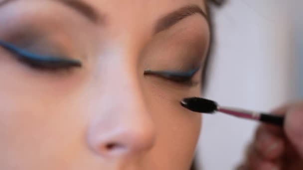 Maquillaje artista aplica rímel . — Vídeo de stock