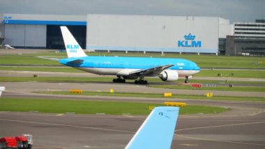 KLM Boeing 777 açmak pist önce hareket