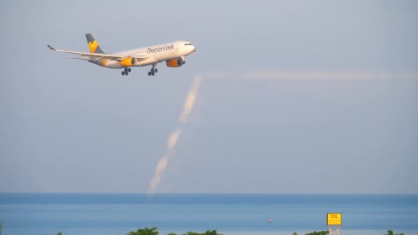 Thomas Cook Airlines Airbus 330 atterraggio — Video Stock