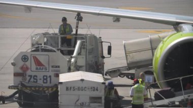 Bavulları uçağa yüklüyorum.