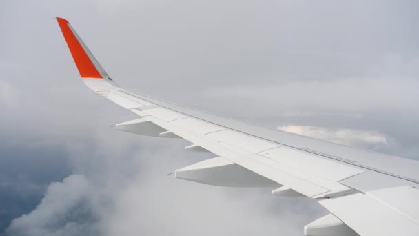 Ala de avión en el cielo y nube en movimiento — Vídeo de stock