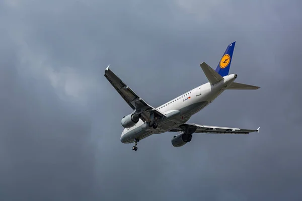 Airbus A319 Lufthansa vuela en el cielo — Foto de Stock