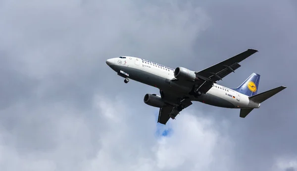 Boeing 737 vuela en el cielo — Foto de Stock