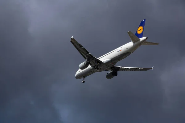 Aterrizaje de Airbus A320 — Foto de Stock