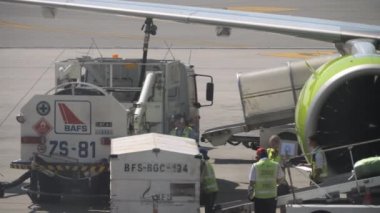 Bavulları uçağa yüklüyorum.