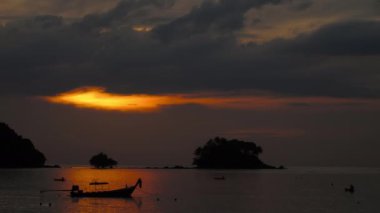 Longtail tekne tropikal deniz dramatik gün batımında