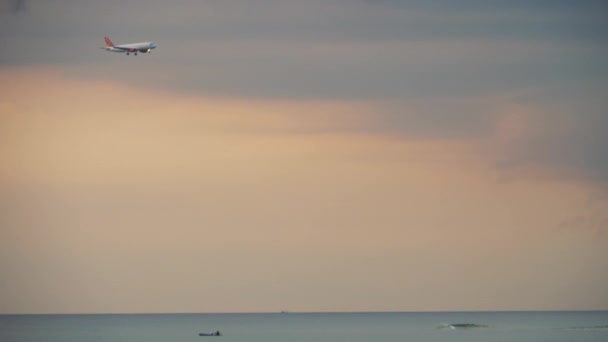 Пхукет Таиланд Ноября 2018 Года Vietjet Airbus 320 Приближается Океану — стоковое видео