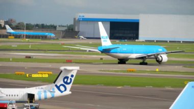 KLM Boeing 777 açmak pist önce hareket