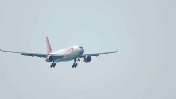 Airbus 330 approchant au-dessus de l'océan — Video