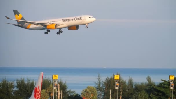 Thomas Cook Airlines Airbus 330 landet — Stockvideo