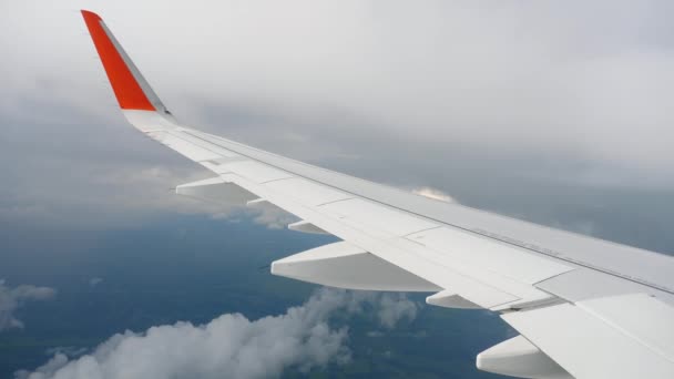 Ala de avión en el cielo y nube en movimiento — Vídeo de stock