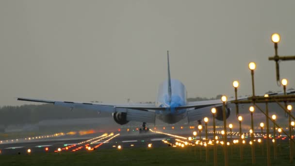 KLM Boeing 777 landning — Stockvideo