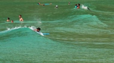 Dalgalarda sörfçü